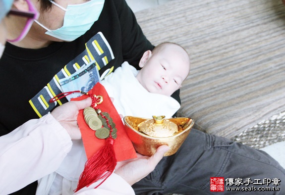 剃胎毛、滿月剃頭、嬰兒剃頭、嬰兒理髮、嬰兒剃髮、嬰兒剃胎毛、嬰兒滿月剃頭、寶寶剃頭、剃胎毛儀式、剃胎毛吉祥話、滿月剃頭儀式、滿月剃頭吉祥話、寶寶剃胎毛、寶寶滿月剃頭理髮、 新竹竹北市剃胎毛、新竹竹北市滿月剃頭、 新竹竹北市嬰兒剃頭剃胎毛、新竹竹北市嬰兒理髮、新竹竹北市嬰兒剃髮、黃寶寶(新竹竹北市到府嬰兒寶寶滿月剃頭理髮、免費到府嬰兒剃胎毛儀式吉祥話)。到府剃頭剃胎毛主持、專業拍照、DVD光碟、證書。★購買「臍帶章、肚臍章、胎毛筆刷印章」贈送：剃頭、收涎、抓周，三選一。2016.01.02 照片13